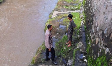 Antisipasi Banjir, Bhabinkamtibmas Cakranegara Utara Pantau Debit Air Kali Ancar Usai Hujan Deras