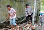 Gotong Royong di Permukiman Pesisir Pantai Ampenan, Bhabinkamtibmas Sampaikan Pesan Kamtibmas