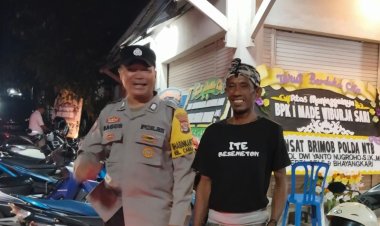 Peduli Kedukaan Warga, Bhabinkamtibmas dan Linmas Cakranegara Utara Amankan Arus Lalu Lintas di Rumah Duka