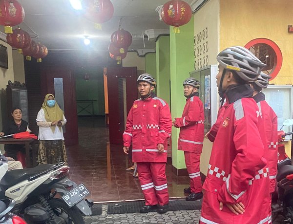 Cuaca Ekstrem, Sat Samapta Polresta Mataram Pantau Debit Sungai Jangkuk dan Sambangi Warga Ampenan