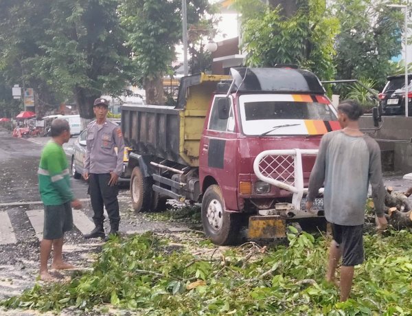 Patroli Mobile Polsek Selaparang Bantu Pengamanan Pemangkasan Pohon di Taman Sangkareang